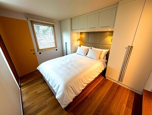 Apartment | 2 bedrooms, laptop workspace, iron/ironing board, bed sheets - Stylish London Flat With Private Patio (London)