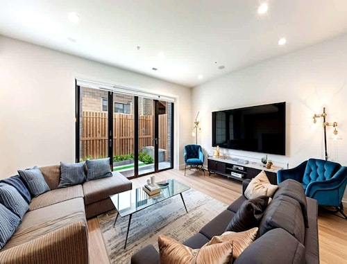 Spacious London Townhouse With Parking