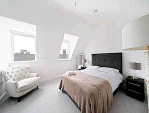 Apartment | 4 bedrooms, laptop workspace, iron/ironing board, bed sheets - Spacious London Townhouse With Parking (London)