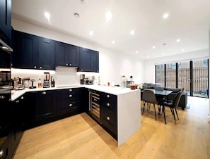Apartment | Private kitchen | Cleaning supplies - Spacious London Townhouse With Parking (London)
