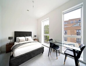 4 bedrooms, laptop workspace, iron/ironing board, bed sheets - Spacious London Townhouse With Parking (London)