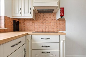 Oven, toaster, cookware/dishes/utensils, dining tables - The Wild Duck in Bourton-On-The-Water (Bourton-on-the-Water)