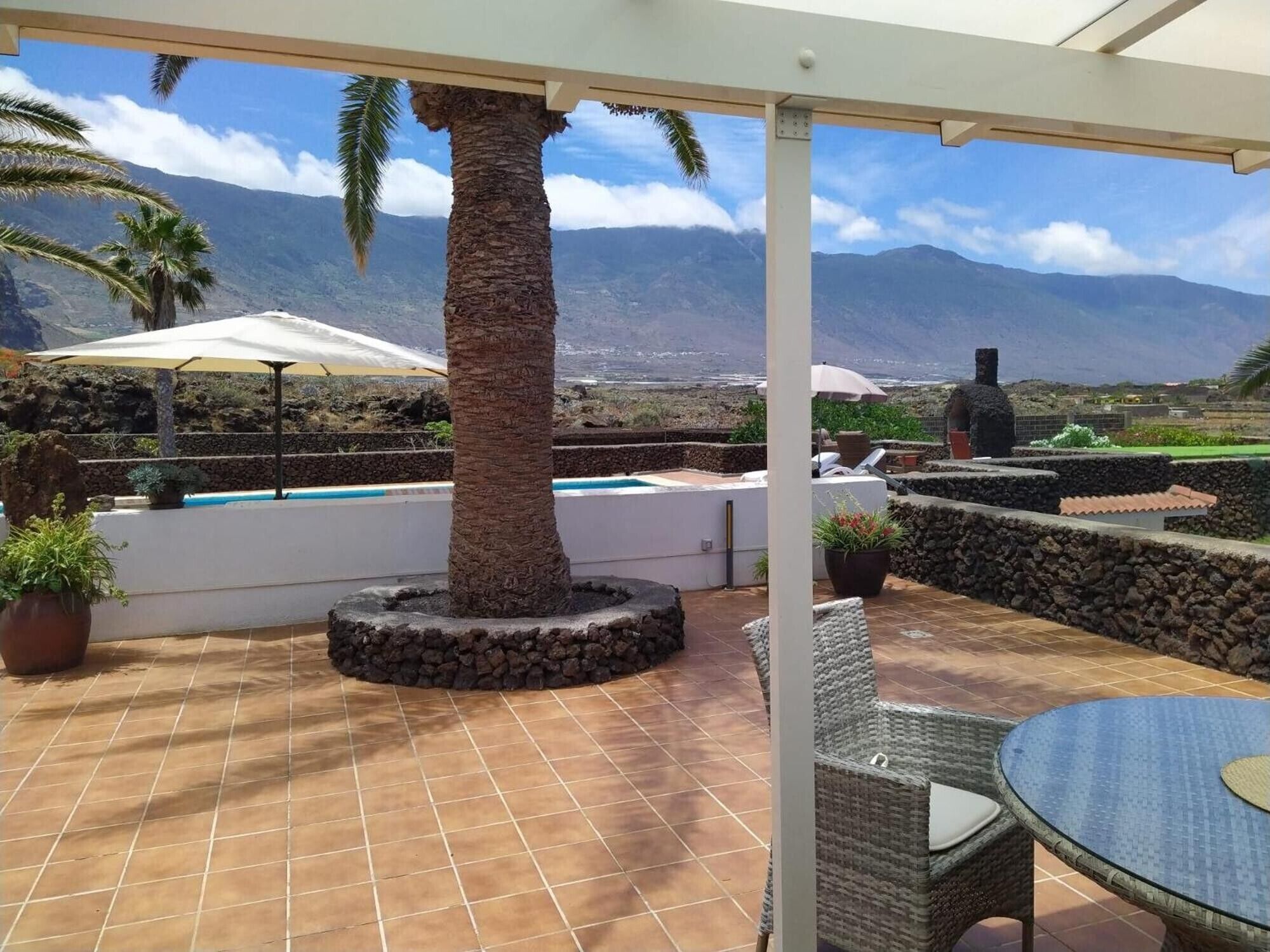 屋外ダイニングエリア