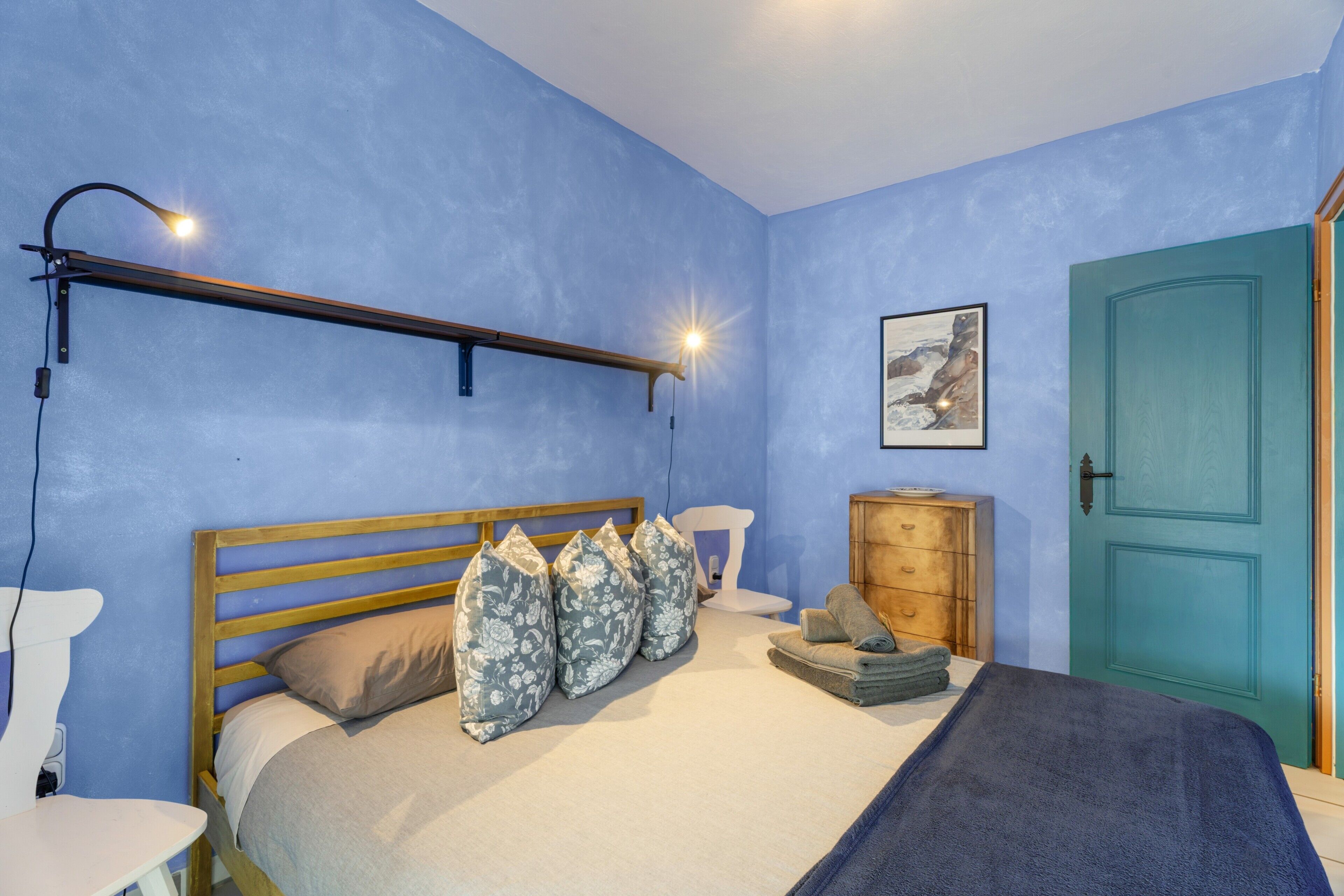 Iron/ironing board, WiFi, bed sheets