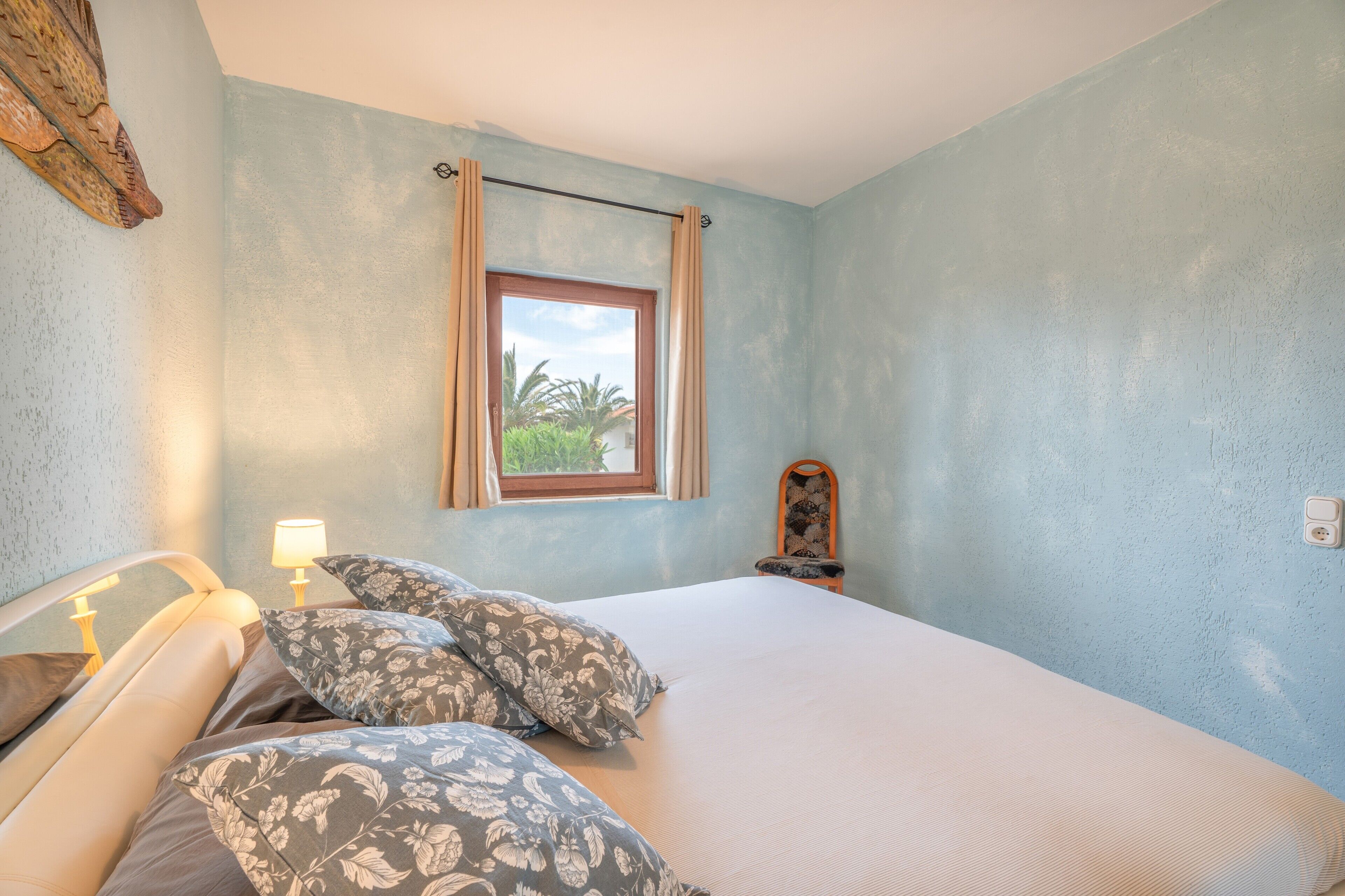 Tabla de planchar con plancha, wifi, ropa de cama