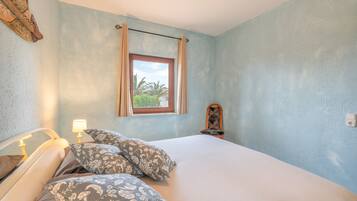Tabla de planchar con plancha, wifi, ropa de cama