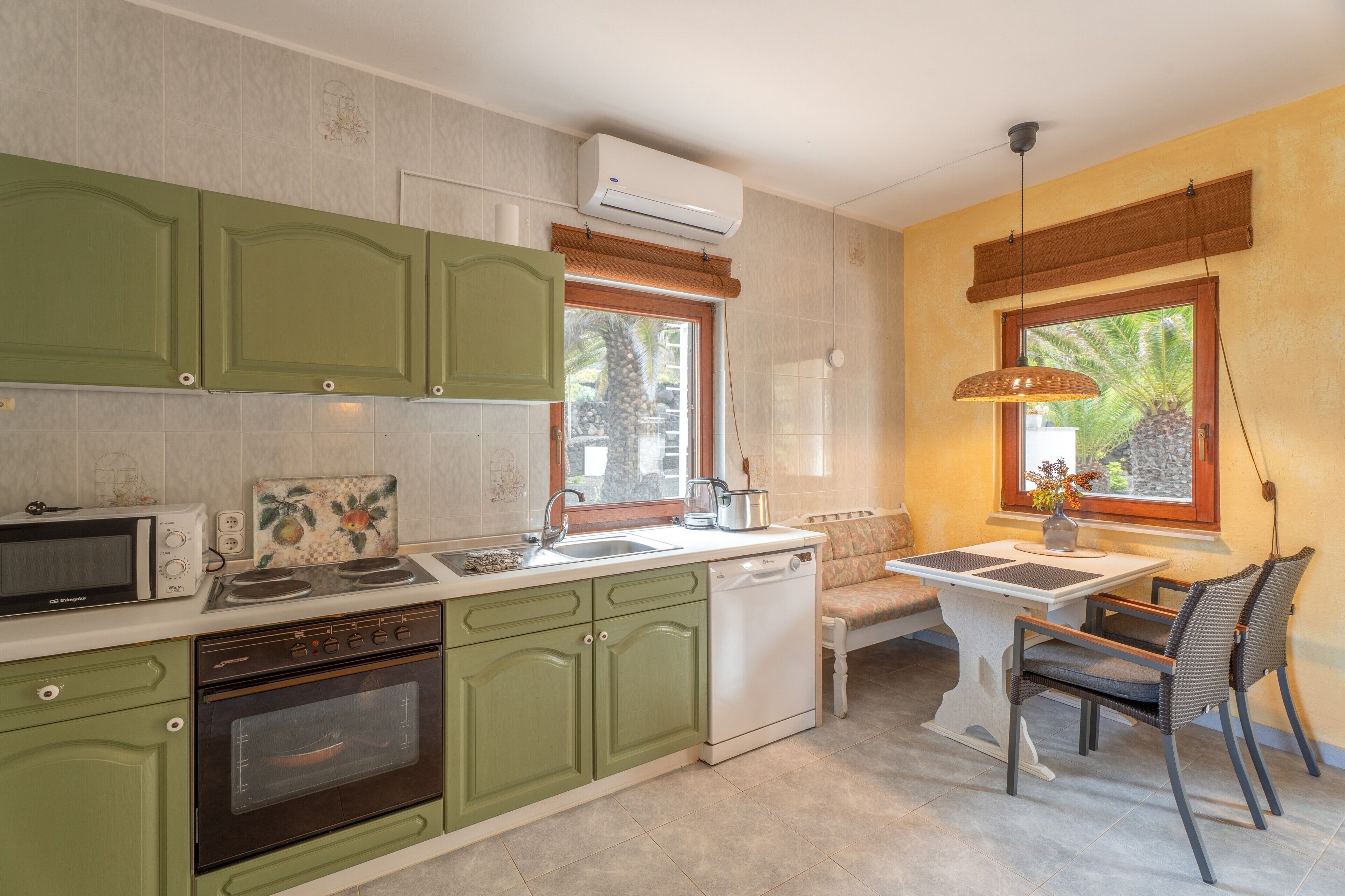 Frigorífico, microondas, horno y placa de cocina