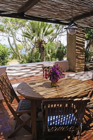 Apartamento familiar, balcón, vistas al mar | Restaurante al aire libre