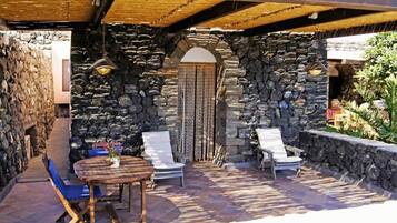 Deluxe Apartment, Sea View | Outdoor dining