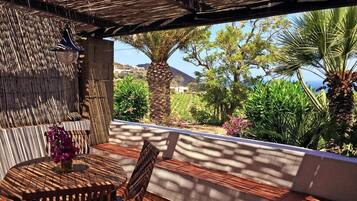 Familie appartement, balkon, uitzicht op zee | Buiten dineren