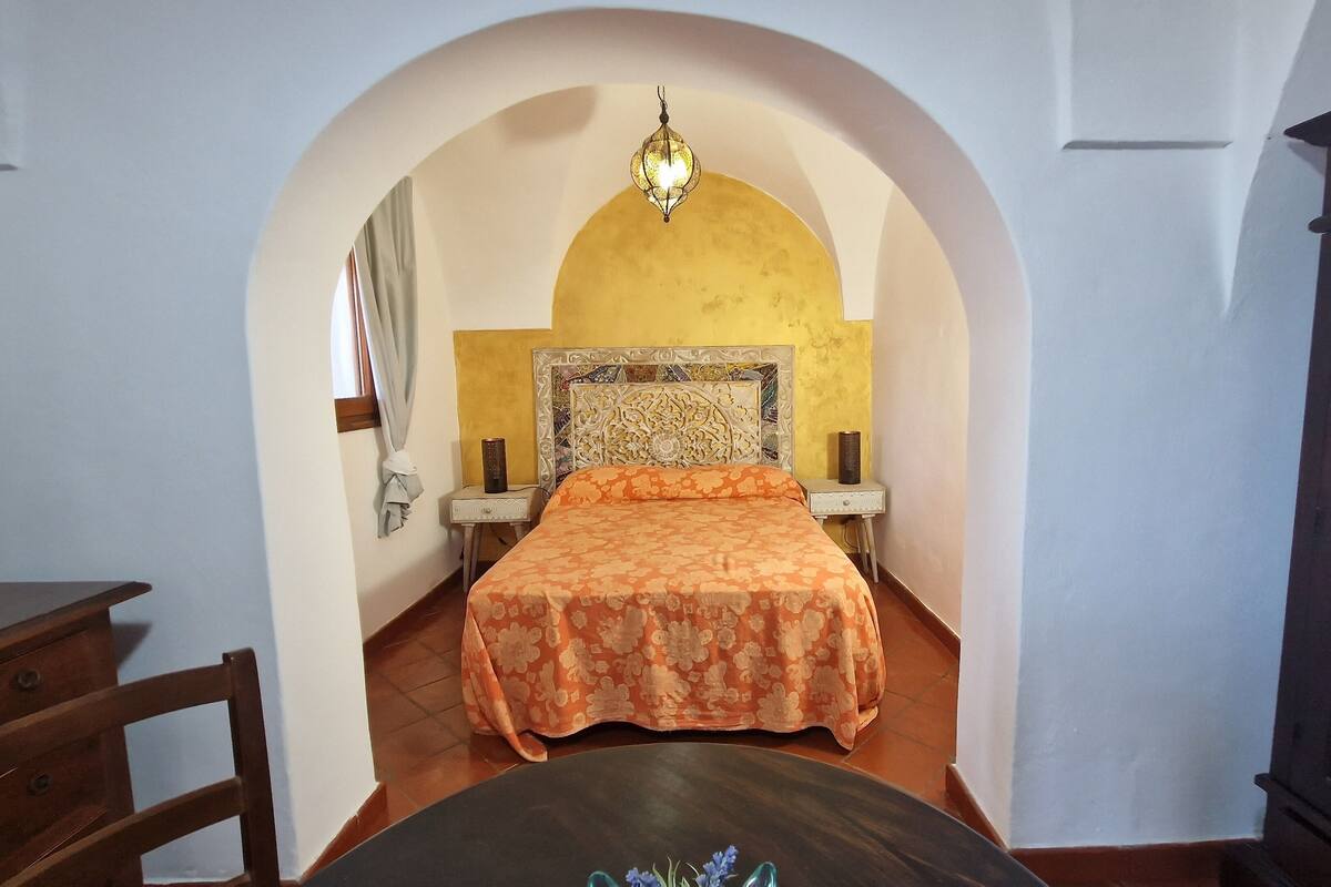Ein Zimmer mit einem Bett, einem Schreibtisch und einem Stuhl.