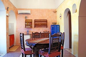Apartamento tradicional, vistas al mar | Restauración
