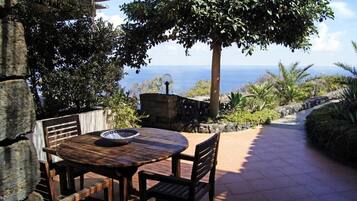 Deluxe appartement, uitzicht op zee | Buiten dineren