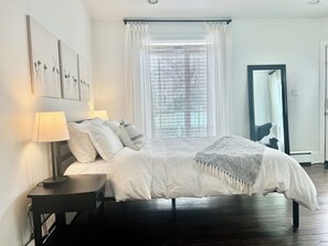 Desk, iron/ironing board, free WiFi, bed sheets - Price Improvement Large fenced yard fire pit hot tub game room (Three Oaks)