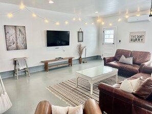Smart TV, ping pong, offices, computer monitors - Price Improvement Large fenced yard fire pit hot tub game room (Three Oaks)