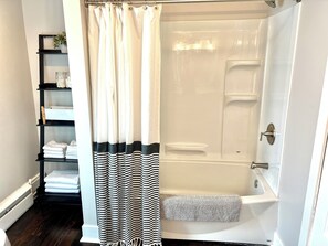 Shower, towels - Price Improvement Large fenced yard fire pit hot tub game room (Three Oaks)