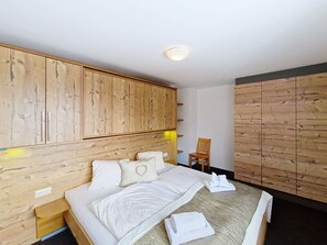 Free WiFi - Cosy apartment for 4 people with WIFI, TV and terrace (Navis)