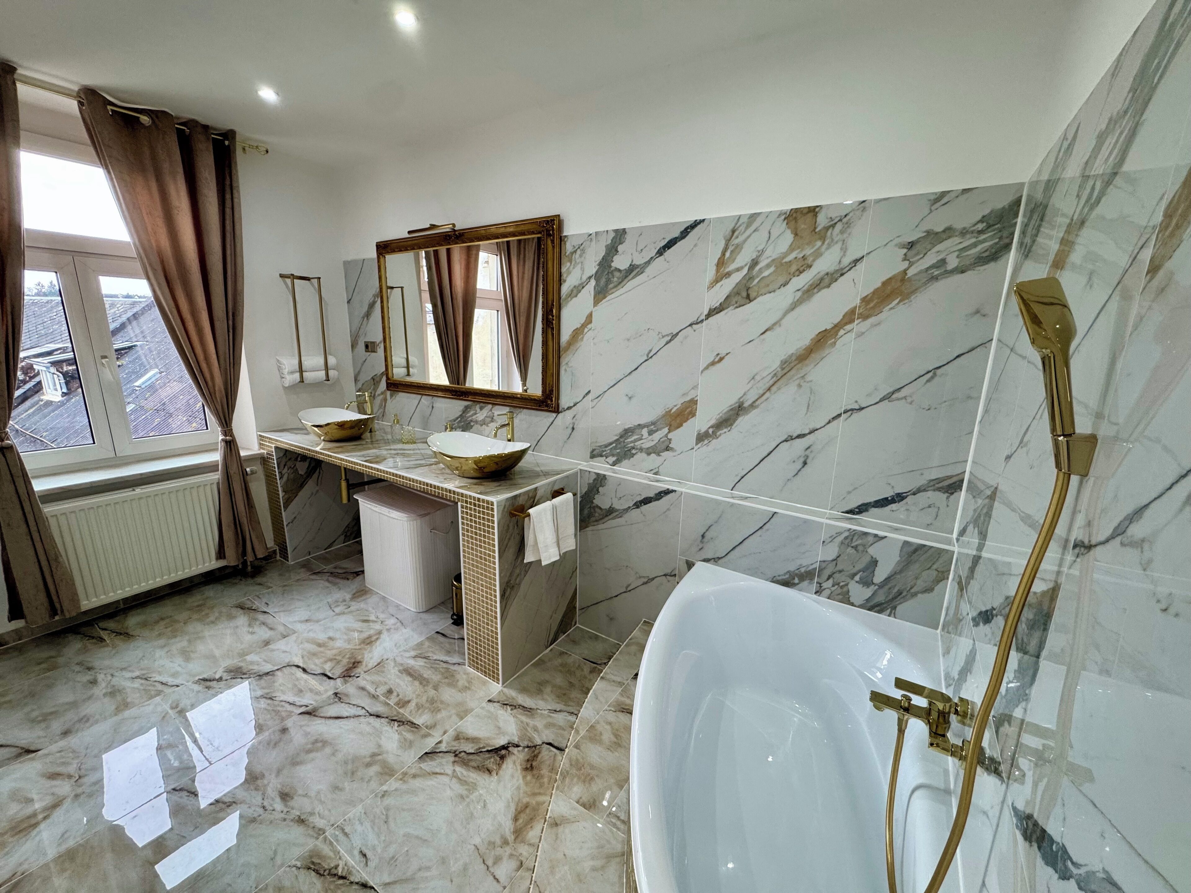 Secadora de cabello, toallas, jabón, papel de baño 