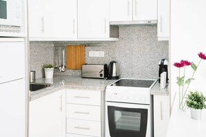 Fridge, microwave, oven, stovetop - Sunny Studio, Balcony & Fast WiFi · 2 min to Beach (Los Cristianos)