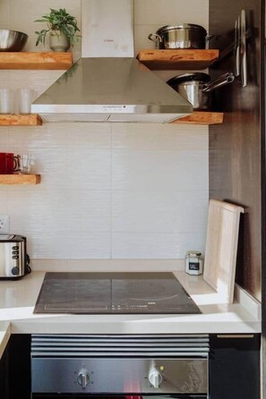 Kühlschrank, Mikrowelle, Ofen, Herdplatte