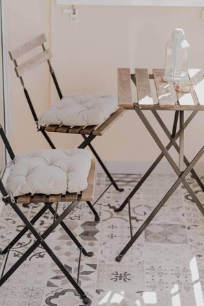Dining - Stylish Studio · Fast WiFi · 2min from Beach (Los Cristianos)