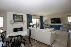 TV - 3-Bedroom Pinehurst Condo at Lakeview with Pool (Pinehurst)