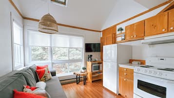 Apartment, Balkon, Blick auf den Innenhof | Eigene Küche