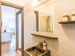 Bathroom - Nice apartment for 5 guests with WIFI, TV, balcony and pets allowed (San Lorenzo Al Mare)