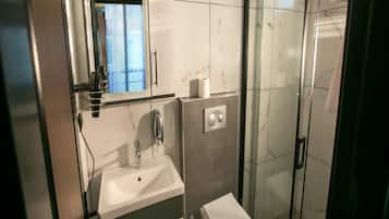 Classic Apartment, City View | Bilik Mandi | Kelengkapan dandanan diri percuma, pengering rambut, tuala disediakan