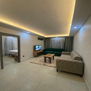 Classic Apartment, City View | Living area