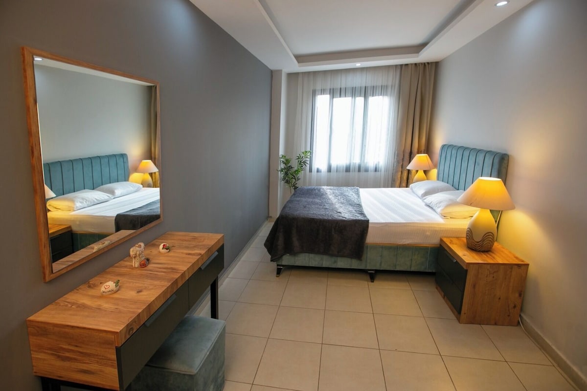 Desk, laptop workspace, WiFi (free), bed sheets