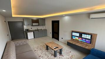 Classic Apartment, City View | Living area