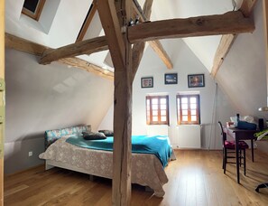 3 Schlafzimmer, Schreibtisch, Bügeleisen/Bügelbrett, Reisekinderbett