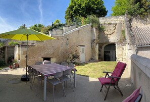 Outdoor dining - 16th-century Tourangelle between Beauval and Chenonceaux (Montrichard Val de Cher)