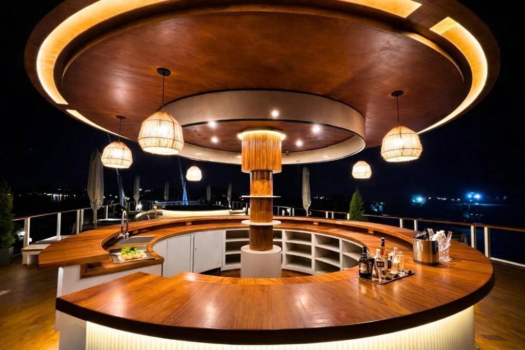 2 bars/lounges, een poolbar