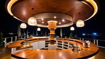 2 bars/lounges, een poolbar