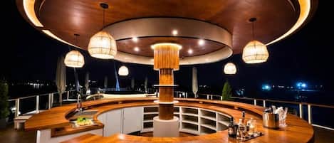 2 bars, bar en bord de piscine