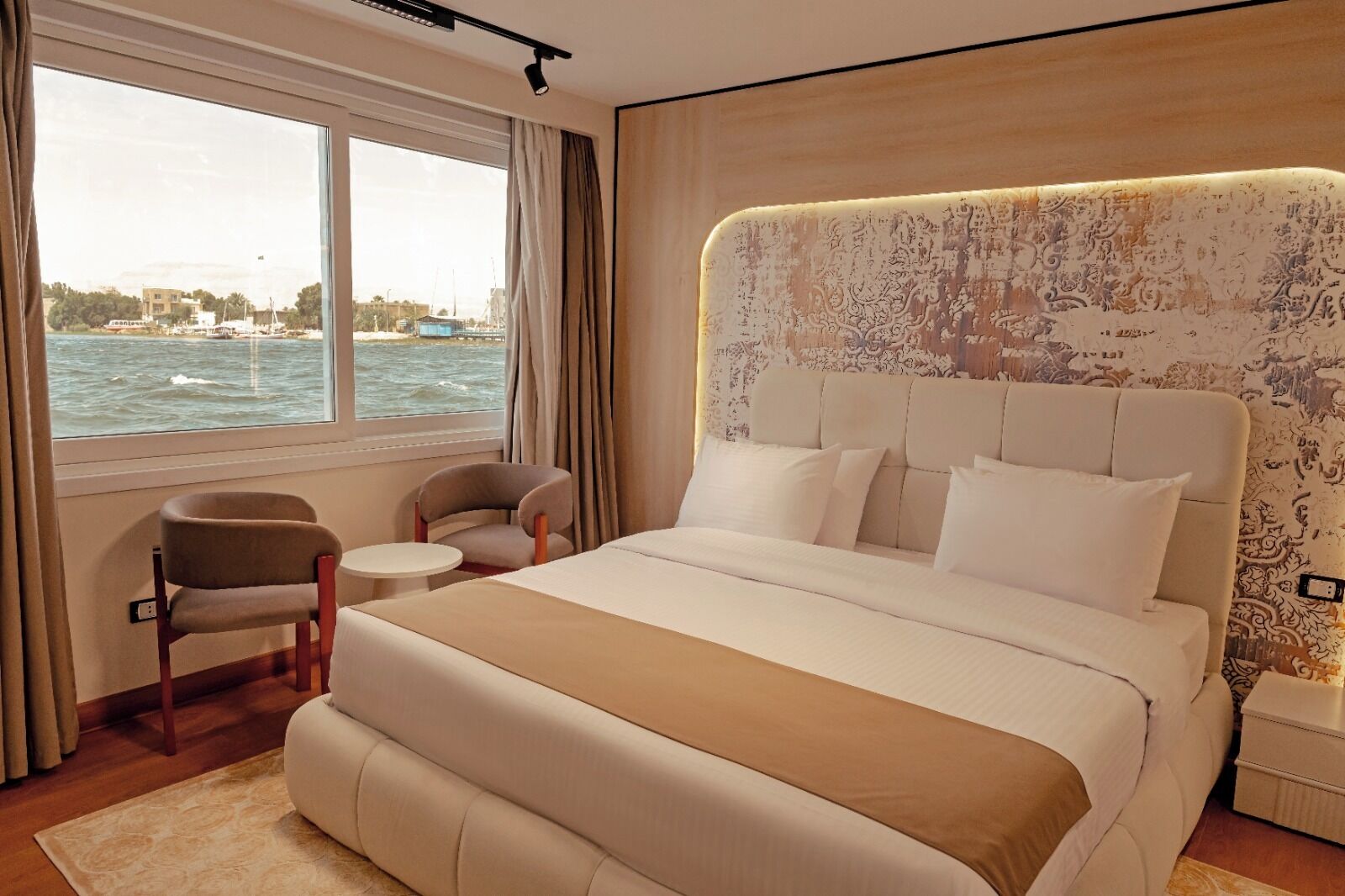 Kamar Double Mewah, pemandangan sungai | Minibar gratis, brankas, dan didekorasi berbeda-beda