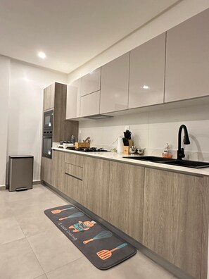 Apartment, Balcony, Sea View | Dapur peribadi
