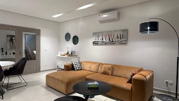 Apartment, Balcony, Sea View | Ruang tamu