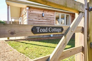 Studio, Accessible | 2 bedrooms - Host Stay Toad Cottage (Norwich)