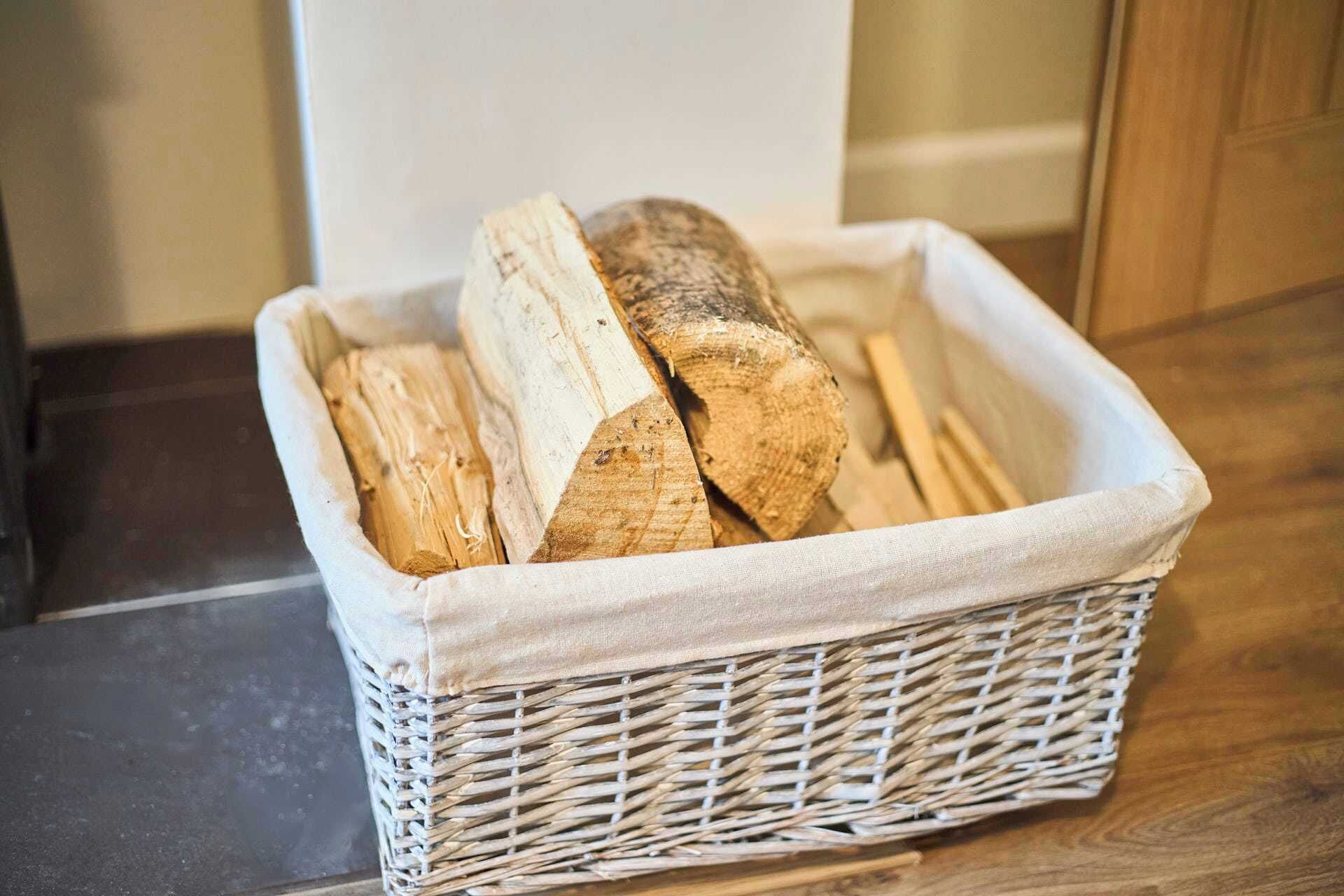 Un cesto di vimini con legna da ardere.