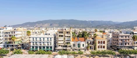 Paisagem costeira urbana com diversos edifícios, incluindo edifícios residenciais e comerciais de vários andares.