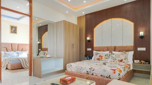 Ein Schlafzimmer mit einem großen Bett, einem Nachttisch, einem Spiegel und einer Wandleuchte.