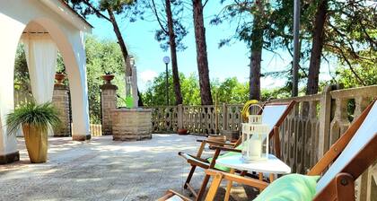 Villa Isabella Guest House - with Garden, Parking and WiFi