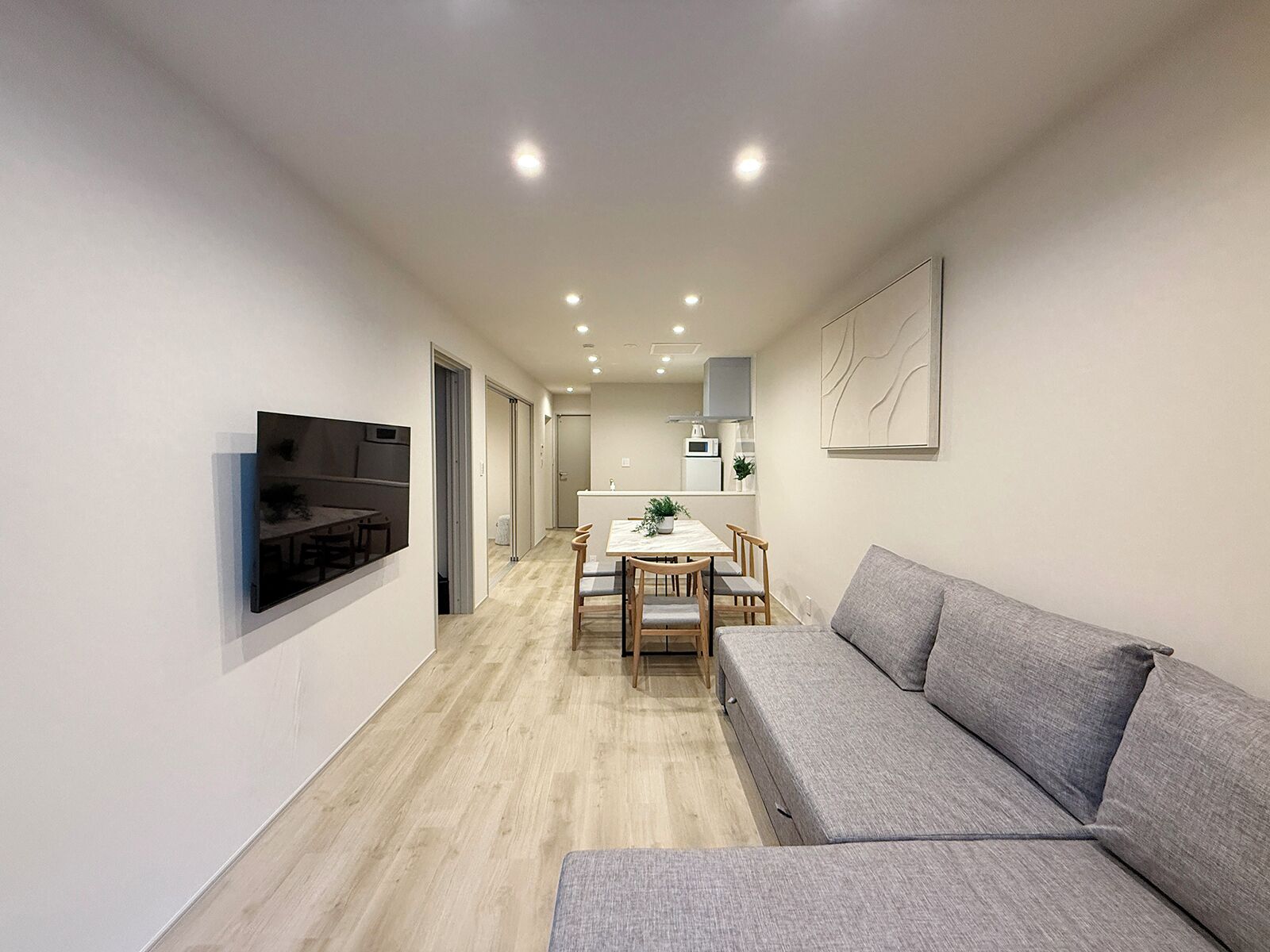 Superior-Apartment | Wohnbereich | 55-Zoll-Smart-TV mit Kabelempfang
