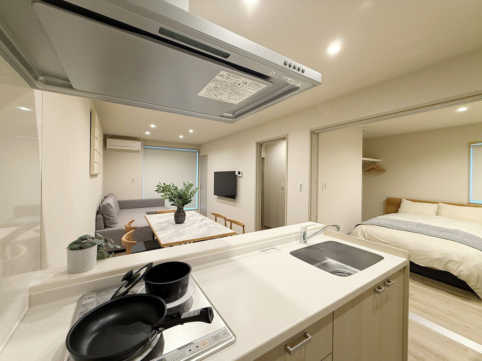 Departamento exclusivo | Cocina privada | Refrigerador, microondas, parrilla de estufa y tetera eléctrica 