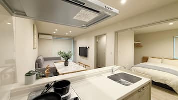 Departamento exclusivo | Cocina privada | Refrigerador, microondas, parrilla de estufa y tetera eléctrica