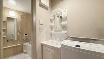 Appartamento Superior | Bagno | Vasca e doccia separate, asciugacapelli, pantofole, asciugamani