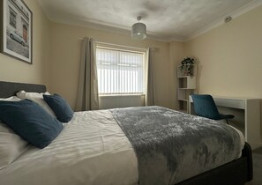 House - Spacious 5 Bedroom With 4 Baths Off-road Parking (Peterborough)